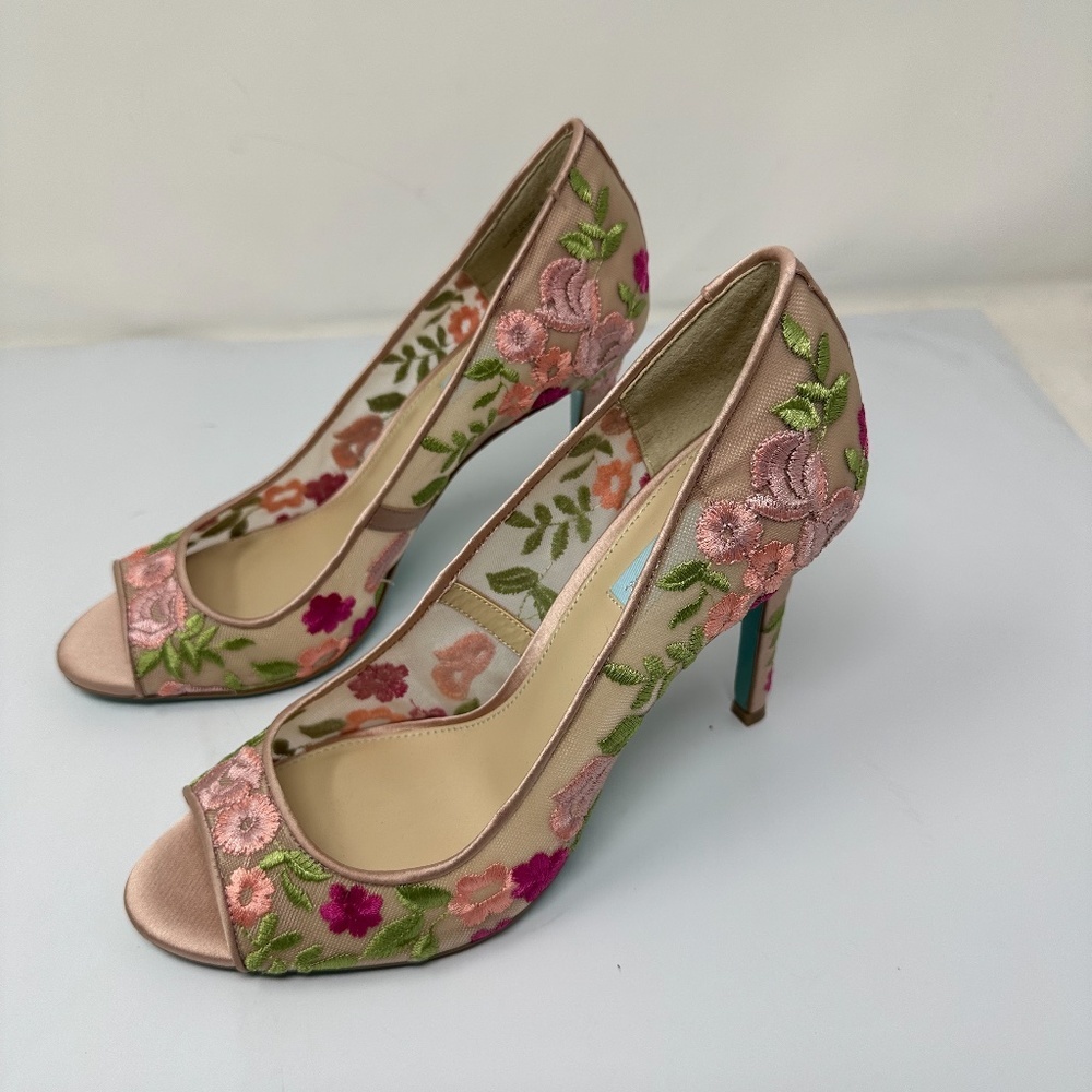 Betsey Johnson Adley Peep Toe Pumps Embroidered Pink Floral Heels SZ 9 - Picture 3 of 8